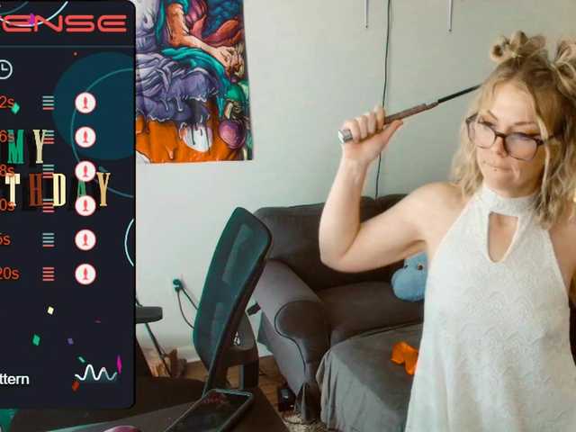 Fotos Aliceliddell7 ITS MY BIRTHDAY TODAY! #lovense #squirt #bigass #young #cum#milf #blonde #small tits #young #naughty #lush #feet #smoke #glasses