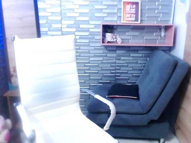 Broadcast Screenshots Allison-pink