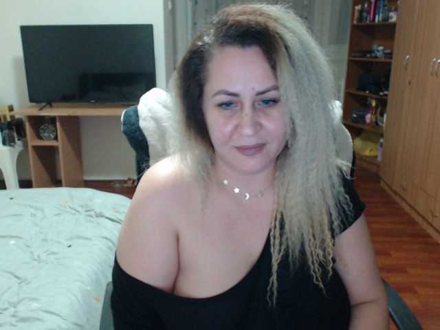 Fotos BlondeElla 1000 tokens who want me and love me