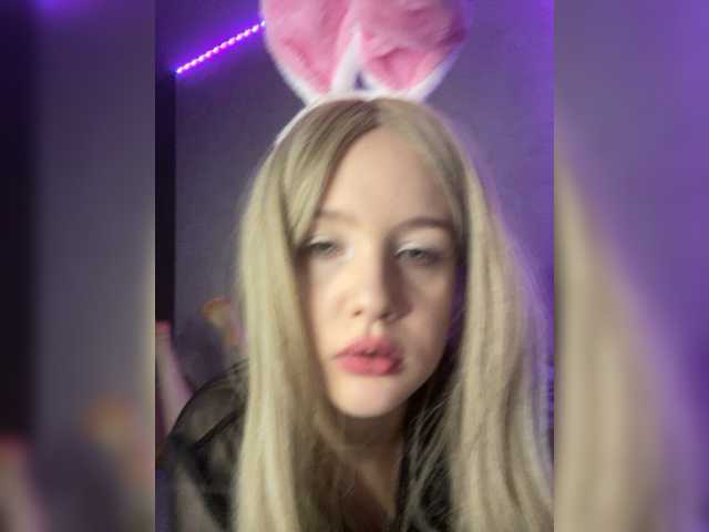 Fotos BunnyLegendary I use lovense only in group chat and in private