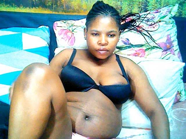 Fotos ebonygold92 hlw everyone lets have funs guys mess my room with tokens thank u....