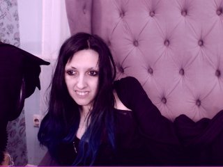 Broadcast Screenshots ElviraHolly