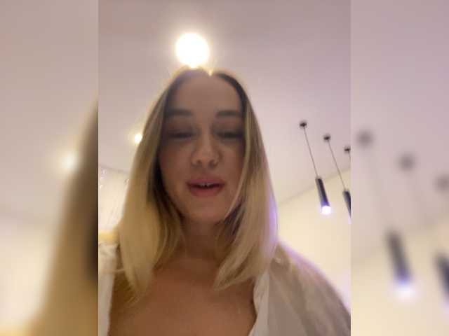 Broadcast Screenshots Emili1-