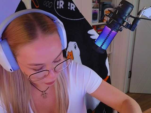 Broadcast Screenshots Emili1-