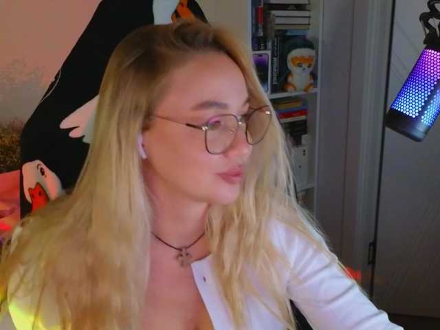 Broadcast Screenshots Emili1-