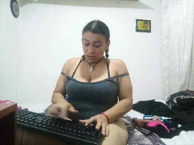 Fotos Fasttmilkx Welcome to my room make me come rich lovence more tokens more vibration