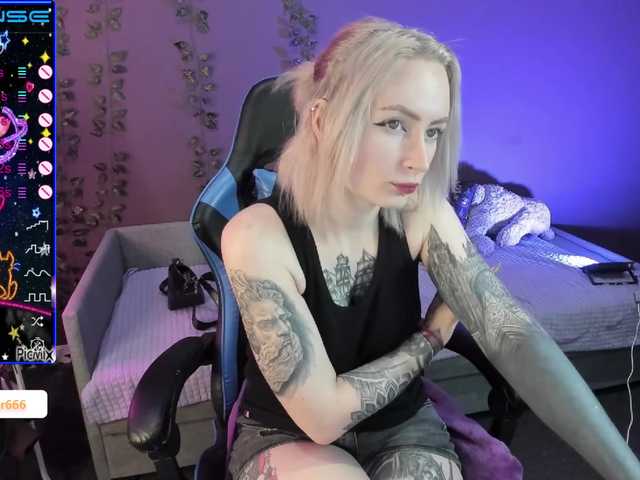 Fotos HelenCarter lets play hehe :D tip menu and pvt open! #tattoo #blond #ohmibod #anal #french