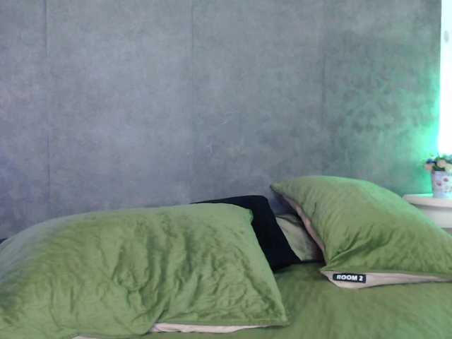 Broadcast Screenshots julia-rose