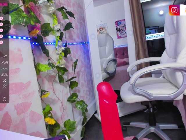 Broadcast Screenshots Emma-bella