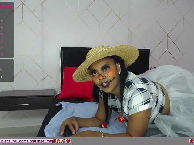 Fotos KiraMonroe Trick or treat should I say blowjob and trick? come into my living room for a very special Halloween! The candy will surprise you. #Ebony #sex # horny #youngirl #sex #wet