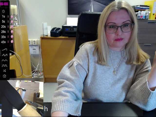 Fotos KristinaKesh At the office. Lush ON! Privats welcome!!! 150 tok before pvt! Tips only in public chat matter:) Lush reactiong from 3 tok.