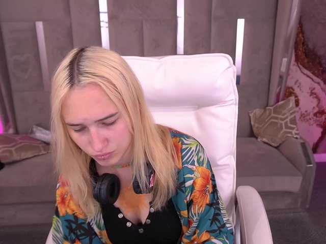Broadcast Screenshots LilElfie