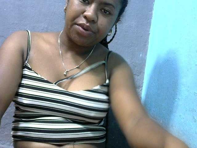 Broadcast Screenshots Queencamie