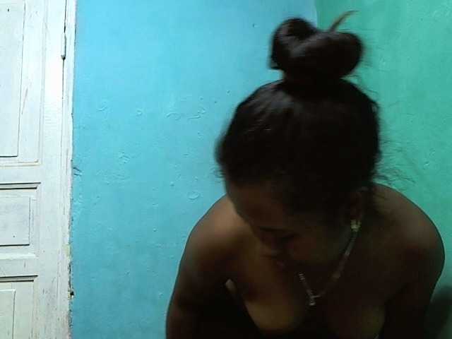 Broadcast Screenshots Queencamie