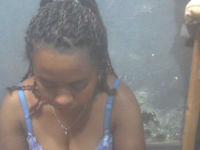 Broadcast Screenshots Queencamie