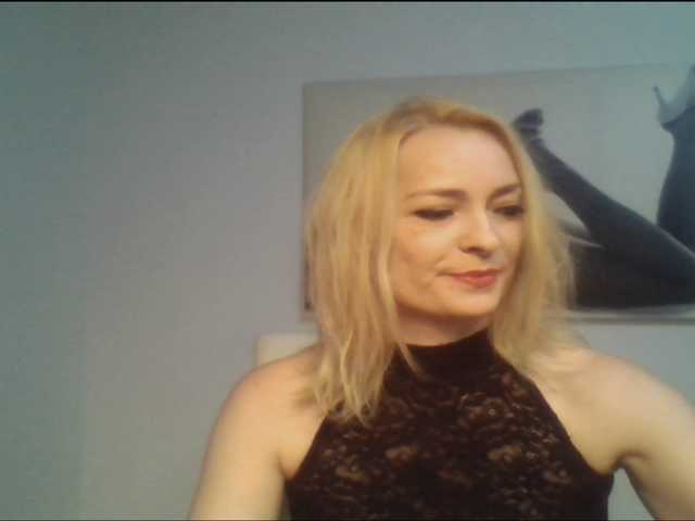 Broadcast Screenshots QueenofBerlin