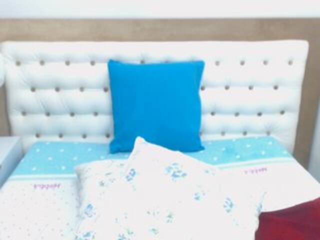 Broadcast Screenshots RosieLuxe