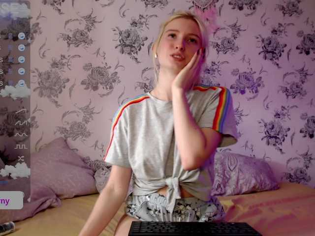 Fotos whiteprincess 1 token = 1 splash on my white T-shirt (find out what's under it dear) #teen #new #young #chat #blueeyes