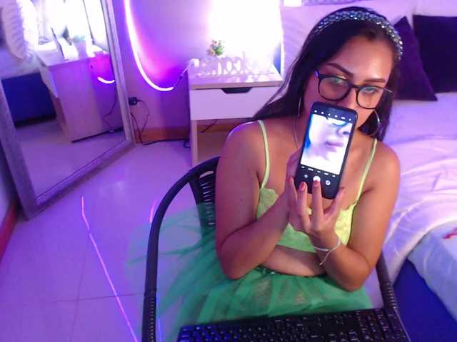 Broadcast Screenshots zoelopezz